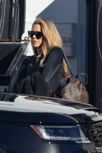 khloe-kardashian-out-in-los-angeles-11-17-2023-3.jpg