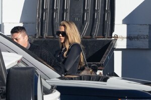 khloe-kardashian-out-in-los-angeles-11-17-2023-4.jpg