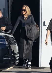 khloe-kardashian-out-in-los-angeles-11-17-2023-5.jpg