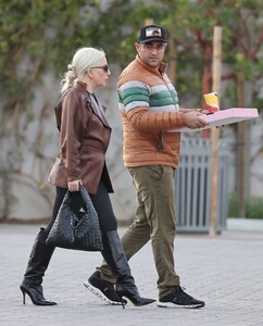 lady-gaga-on-a-new-year-s-day-pizza-run-in-malibu-01-01-2024-4.jpg