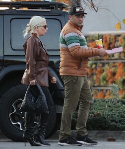 lady-gaga-on-a-new-year-s-day-pizza-run-in-malibu-01-01-2024-5.jpg