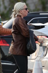 lady-gaga-on-a-new-year-s-day-pizza-run-in-malibu-01-01-2024-6.jpg