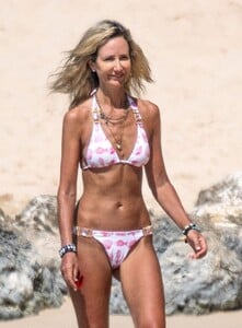 lady-victoria-harvey-in-a-pink-bikini-relaxing-on-the-beach-in-barbados-01-02-2023-8.jpg