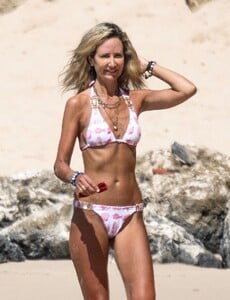 lady-victoria-harvey-in-a-pink-bikini-relaxing-on-the-beach-in-barbados-01-02-2023-9.jpg