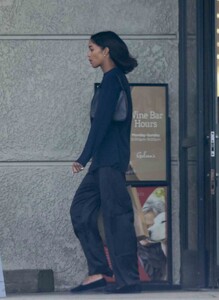 laura-harrier-out-shopping-in-los-feliz-01-02-2024-5.jpg