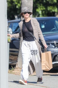 lisa-rinna-at-community-goods-cafe-in-los-angeles-11-25-2023-0.jpg