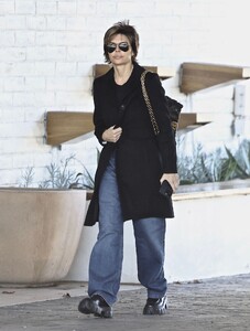 lisa-rinna-in-casual-outfit-in-la-01-12-2024-2.jpg