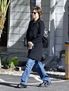 lisa-rinna-in-casual-outfit-in-la-01-12-2024-4.jpg