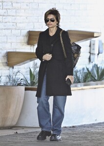 lisa-rinna-in-casual-outfit-in-la-01-12-2024-5.jpg