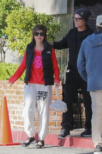 lisa-rinna-on-a-lunch-date-with-harry-hamlin-at-beverly-glen-deli-in-los-angeles-01-01-2024-1.jpg