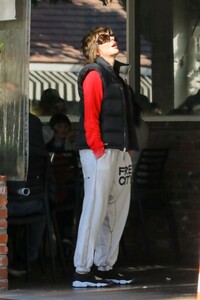 lisa-rinna-on-a-lunch-date-with-harry-hamlin-at-beverly-glen-deli-in-los-angeles-01-01-2024-3.jpg