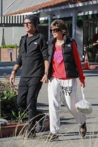lisa-rinna-on-a-lunch-date-with-harry-hamlin-at-beverly-glen-deli-in-los-angeles-01-01-2024-4.jpg