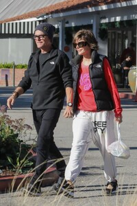 lisa-rinna-on-a-lunch-date-with-harry-hamlin-at-beverly-glen-deli-in-los-angeles-01-01-2024-6.jpg