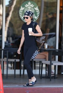 lisa-rinna-out-for-coffee-at-beverly-glen-center-in-los-angeles-10-16-2023-0.jpg