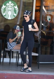 lisa-rinna-out-for-coffee-at-beverly-glen-center-in-los-angeles-10-16-2023-5.jpg