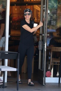 lisa-rinna-out-for-coffee-at-beverly-glen-center-in-los-angeles-10-16-2023-6.jpg