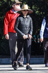 lisa-rinna-out-hiking-in-los-angeles-01-02-2024-2.jpg