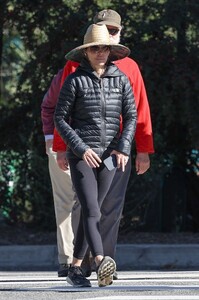 lisa-rinna-out-hiking-in-los-angeles-01-02-2024-4.jpg