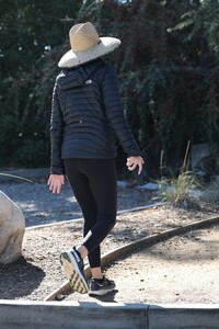 lisa-rinna-out-hiking-in-los-angeles-01-02-2024-5.jpg