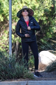 lisa-rinna-out-hiking-in-los-angeles-01-02-2024-6.jpg