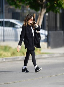 lucy-hale-running-errands-in-los-angeles-12-29-2023-2.jpg