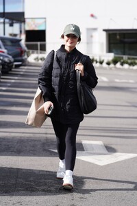 lucy-hale-street-style-studio-city-12-22-2023-2.jpg