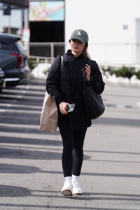 lucy-hale-street-style-studio-city-12-22-2023-3.jpg