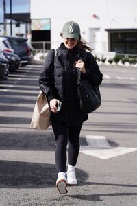 lucy-hale-street-style-studio-city-12-22-2023-4.jpg