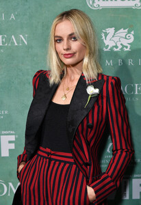 margot_281429~8.jpg