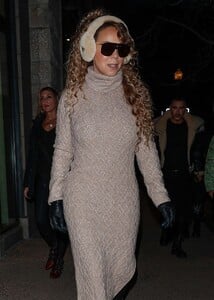 mariah-carey-shopping-at-gucci-in-aspen-12-30-2023-2.thumb.jpg.fee7d0fcef8a3ee3804ae9ca342b4d91.jpg