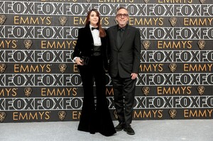 monica-bellucci-and-tim-burton--004.thumb.jpg.81e3c13f5ab159b85fc41dee855bcec6.jpg