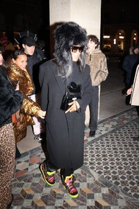 naomi-campbell-wears-fur-hat-with-an-all-black-outfit-in-paris-01-20-2024-0.jpg
