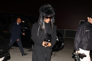 naomi-campbell-wears-fur-hat-with-an-all-black-outfit-in-paris-01-20-2024-1.jpg