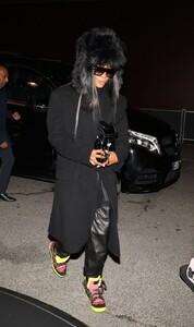 naomi-campbell-wears-fur-hat-with-an-all-black-outfit-in-paris-01-20-2024-2.jpg