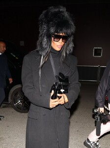 naomi-campbell-wears-fur-hat-with-an-all-black-outfit-in-paris-01-20-2024-3.jpg