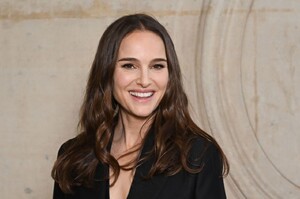natalie-portman-dior-ss24-haute-couture-fashion-show-in-paris-01-22-2024-2.jpg