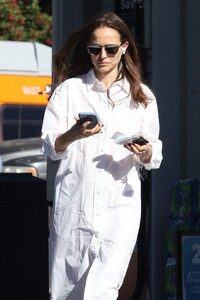 natalie-portman-getting-gas-in-los-feliz-01-11-2024-2.jpg