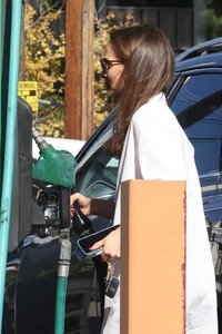 natalie-portman-getting-gas-in-los-feliz-01-11-2024-3.jpg