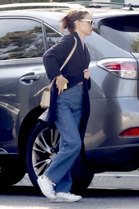 natalie-portman-out-and-about-in-hollywood-01-14-2024-4.jpg