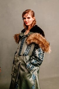 nyfw_f23_backstage_altuzarra_hunter_abrams_025.thumb.jpg.88786ea63e51b7cbbfdb479d548b3978.jpg