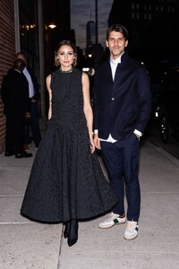 olivia-palermo-and-johannes-huebl-out-in-nyc-12-10-2023-4.jpg