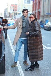 olivia-palermo-and-johannes-huebl-out-in-soho-01-04-2024-0.jpg