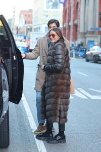 olivia-palermo-and-johannes-huebl-out-in-soho-01-04-2024-2.jpg