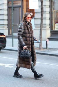 olivia-palermo-and-johannes-huebl-out-in-soho-01-04-2024-3.jpg