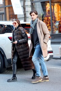 olivia-palermo-and-johannes-huebl-out-in-soho-01-04-2024-5.jpg
