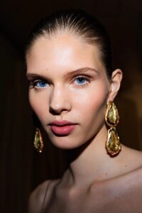 paris_couture_2023_backstage_schiaparelli_acielle_009.thumb.jpg.7a5c5c04b08cc23c64175363f6abf33b.jpg