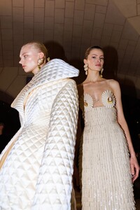 paris_couture_2023_backstage_schiaparelli_acielle_022.thumb.jpg.42e05a28928c86861583edfadd1bd00b.jpg