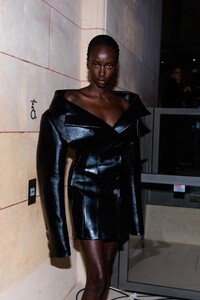 paris_couture_2023_backstage_schiaparelli_acielle_027.thumb.jpg.ab621a826fde08a8a40813138756e4c7.jpg