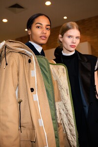 paris_mens_FW23_backstage_sacai_acielle_010.thumb.jpg.1e72140f0a40aec6642d017cfd9f8406.jpg