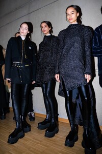 paris_mens_FW23_backstage_sacai_acielle_015.thumb.jpg.124a9171dcecbc89e61f93b26e578e6e.jpg